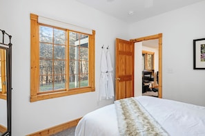 4 bedrooms, iron/ironing board, free WiFi, bed sheets