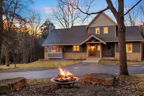 North Woods Inspired Lodge • Hot Tub + Fire Pit • Galena Territory Retreat