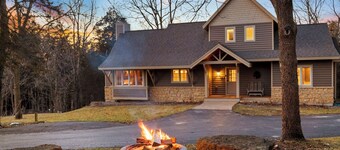 North Woods Inspired Lodge • Hot Tub + Fire Pit • Galena Territory Retreat