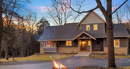 North Woods Inspired Lodge • Hot Tub + Fire Pit • Galena Territory Retreat