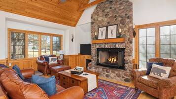 Älytelevisio, takka, DVD-soitin, pöytäjalkapallopöytä