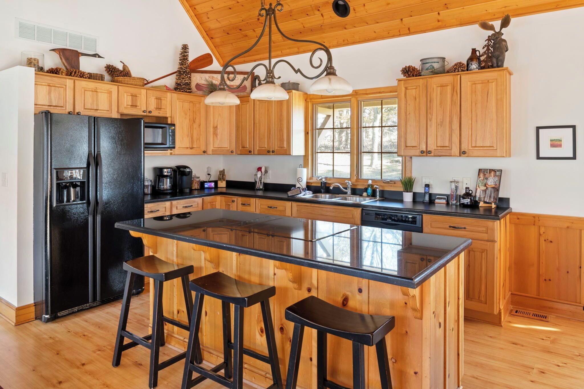 Jääkaappi, mikroaaltouuni, uuni, liesi