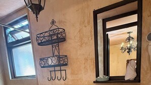 Ein Badezimmer mit Toilette, Waschbecken und Spiegel.