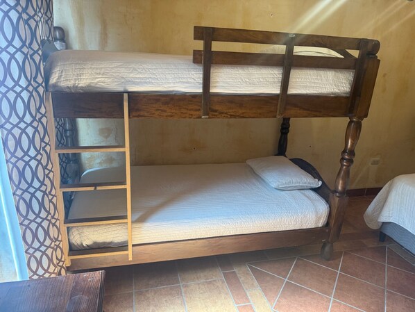 Strykjärn/strykbräda, resesäng, gratis wi-fi och sängkläder