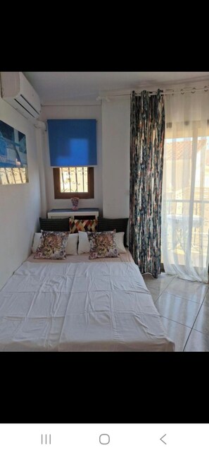 Tabla de planchar con plancha, internet y ropa de cama 