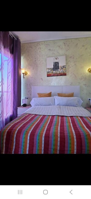 Tabla de planchar con plancha, internet y ropa de cama 