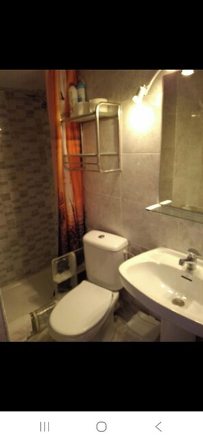 Secadora de cabello, toallas, jabón, papel de baño 