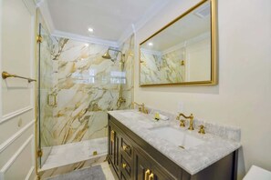 Shower, towels, shampoo - FIFA World Cup Pool Retreat | Near Beach & Sleeps 8 (Fort Lauderdale)