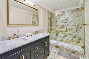Doccia, asciugamani, shampoo