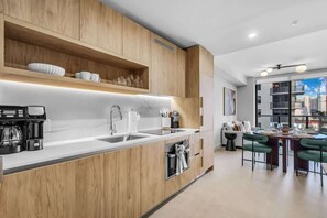 Réfrigérateur, micro-ondes, four, plaque de cuisson