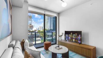 Télévision, baby-foot, espaces bureaux