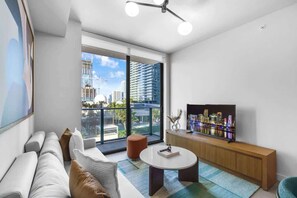 Télévision, baby-foot, espaces bureaux