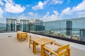 Outdoor dining - FIFA World Cup Studio | King Bed, Free Parking (Miami)