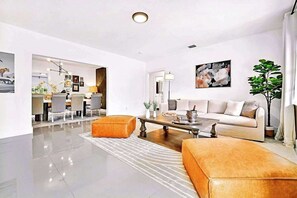 TV, offices - Bright 4BR North Miami Home Close to Beaches (North Miami)