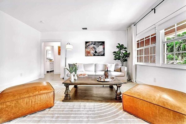 TV, offices - Bright 4BR North Miami Home Close to Beaches (North Miami)