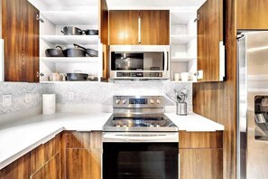 Microwave, oven, stovetop, dishwasher - Bright 4BR North Miami Home Close to Beaches (North Miami)