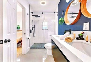 Dusj, hårføner og sjampo