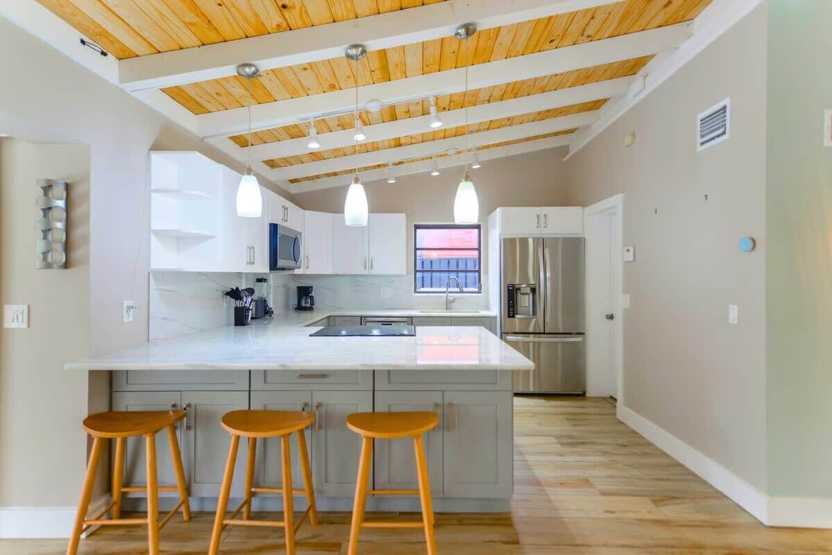 Geladeira, micro-ondas, fogão, cooktop