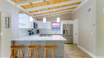 Geladeira, micro-ondas, fogão, cooktop