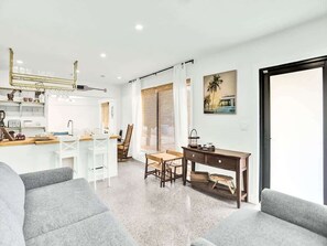 TV - World Cup Retreat | Pool, Kayaks, BBQ & Sleeps 10 (Hollywood)