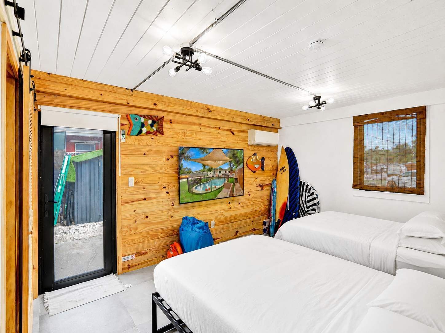 4 bedrooms, travel crib, WiFi, bed sheets