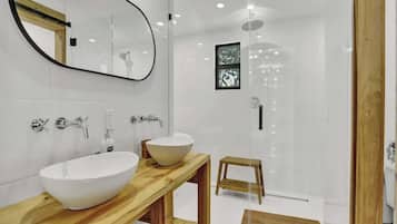 Shower, towels, shampoo