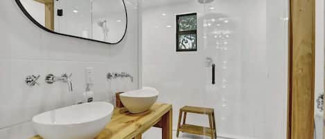 Shower, towels, shampoo