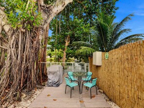 Outdoor dining - World Cup Lakefront Escape |Pool, Kayaks Sleeps 10 (Hollywood)