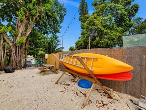 Outdoor dining - World Cup Lakefront Escape |Pool, Kayaks Sleeps 10 (Hollywood)