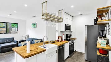 Frigorífico, microondas, horno y placa de cocina