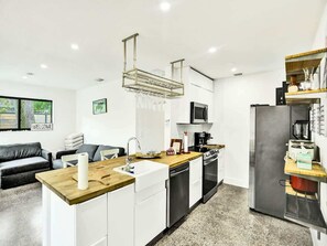 雪櫃、微波爐、焗爐、爐具