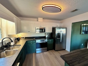 Refrigerador, microondas, horno y parrilla de estufa 
