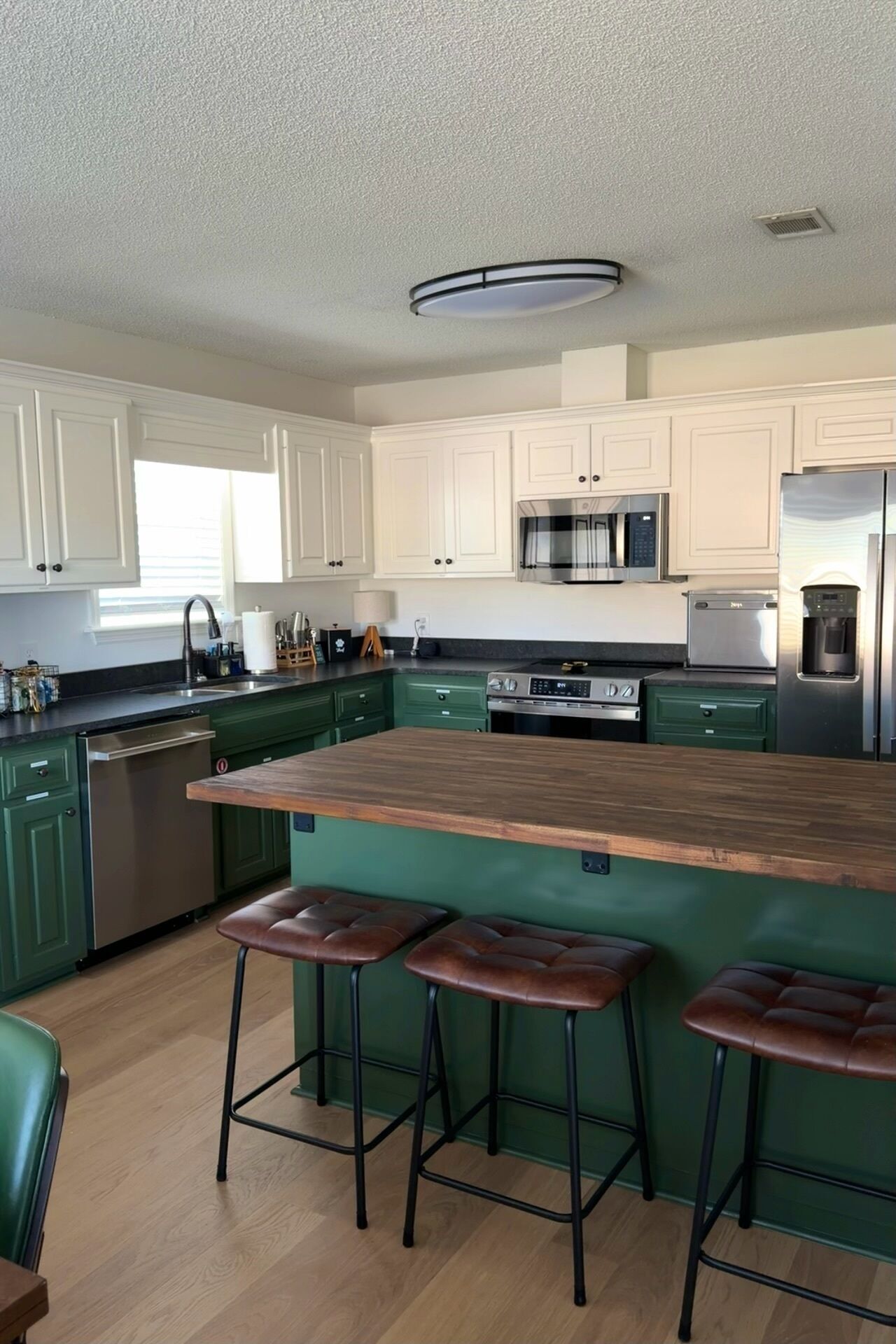 Geladeira, micro-ondas, fogão, cooktop