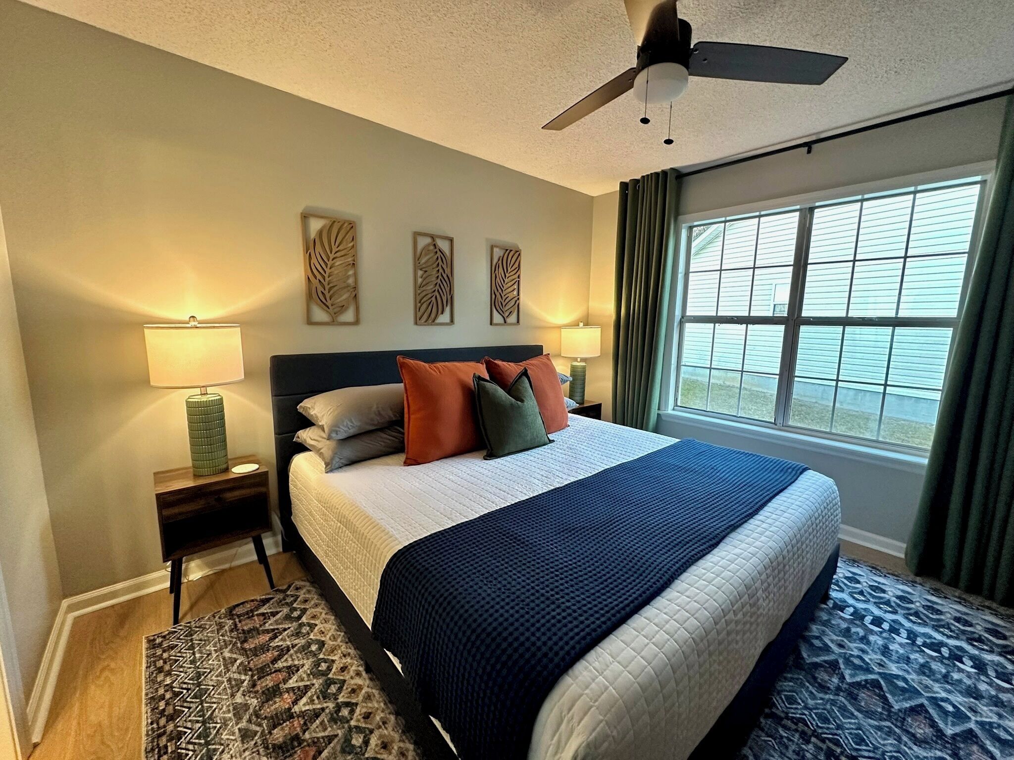 4 間睡房、書桌、熨斗/熨衫板、可攜式嬰兒床