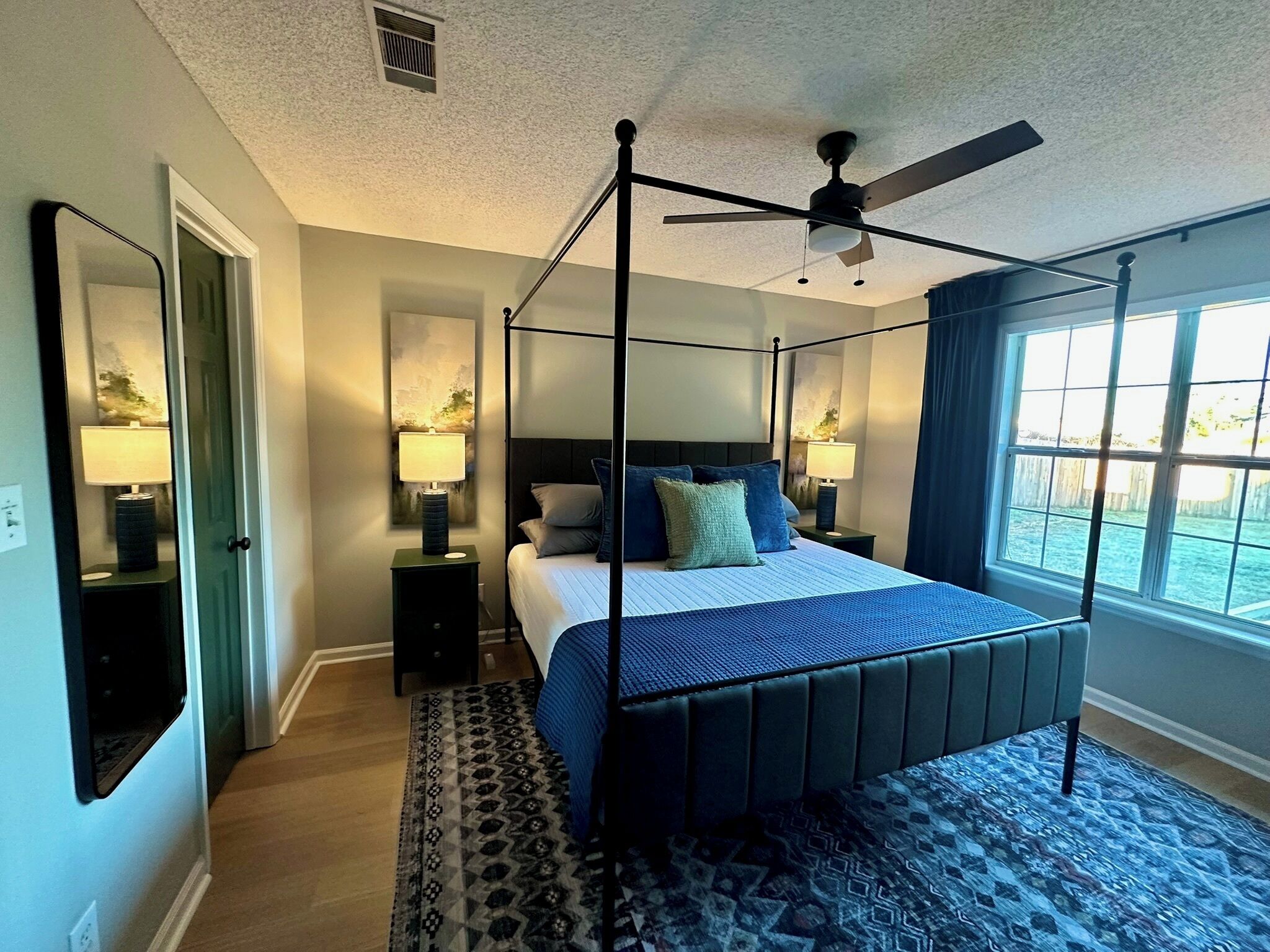 4 makuuhuonetta, työpöytä, silitysrauta/-lauta, vauvan matkasänky