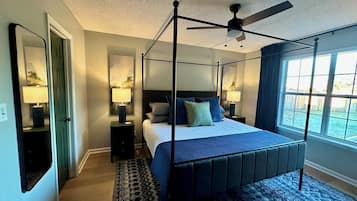 4 quartos, escrivaninha, ferros/tábuas de passar roupa, berço de viagem