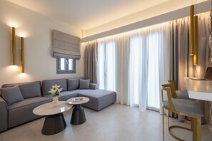Maisonette with Private Pool, Sea View | Living area - Maiandros Suites (Karterádos)