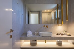 Suite, Pool View | Bathroom | Shower, free toiletries, hair dryer, slippers - Maiandros Suites (Karterádos)