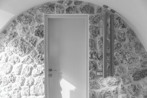 Double Room, Sea View | Iron/ironing board, free WiFi - Maiandros Suites (Karterádos)