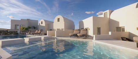 Außenpool, Sonnenschirme, Liegestühle