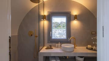 Tweepersoonskamer, uitzicht op zee | Badkamer | Een douche, gratis toiletartikelen, een haardroger, pantoffels