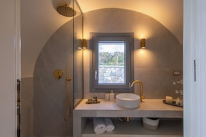 Habitación doble, vistas al mar | Baño | Ducha, artículos de higiene personal gratuitos y secador de pelo