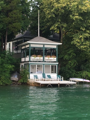 Terrace/patio - 6-bedroom cottage in nice Elkhart Lake with cool AC breeze (Elkhart Lake)