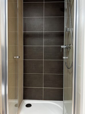 Dusche, Haartrockner, Handtücher, Seife