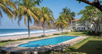 Hacienda Iguana 2BR Beachfront- Villas Iguana