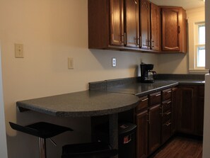 Microwave, oven, stovetop - Charming 2-bedroom house with AC in Kingsport (Kingsport)