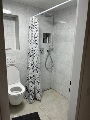 風筒、提供毛巾、廁紙