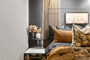 5 bedrooms, desk, iron/ironing board, travel crib - Wild, Wild West Side! Hot tub, Games, Dog Friendly (Conway)