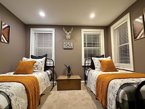 5 間睡房、書桌、熨斗/熨衫板、可攜式嬰兒床