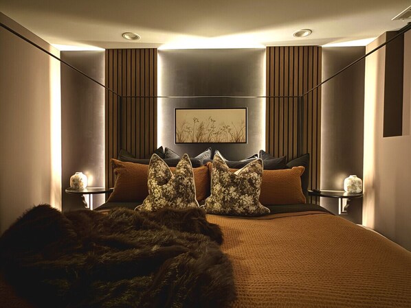 5 間睡房、書桌、熨斗/熨衫板、可攜式嬰兒床